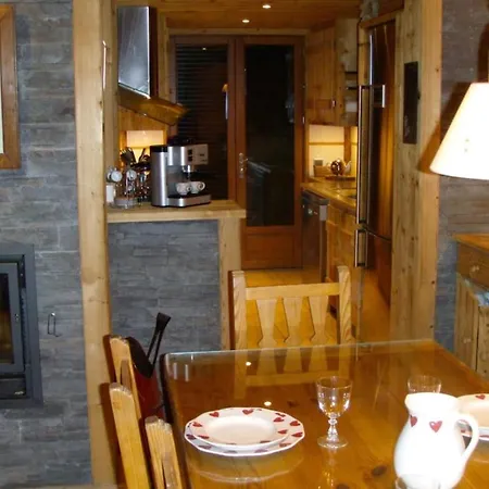 Domek alpejski Magnificent Family Chalet Near *